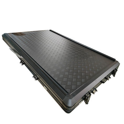 เต็นท์หลังคาสามเหลี่ยม 4x4 ที่ใช้ในรถนอกถนน