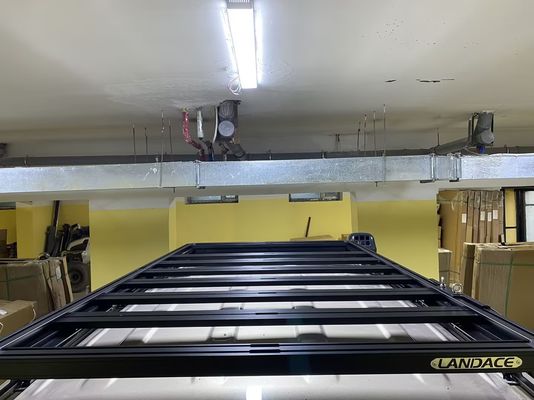 หลังคาติดตั้ง สีดํา อลูมิเนียมสกัด หลังคา แร็ค สําหรับ 4นักวิ่ง ปรับปรุงรถผจญภัยของคุณ