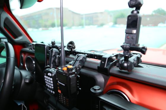 กระบวนการ CNC เครื่องแปรรูปสกัดอลูมิเนียม คอนโซลศูนย์ Bแร็คet Gopro Holder สําหรับ Jeep Wrangler