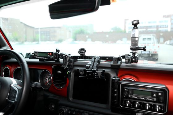 กระบวนการ CNC เครื่องแปรรูปสกัดอลูมิเนียม คอนโซลศูนย์ Bแร็คet Gopro Holder สําหรับ Jeep Wrangler