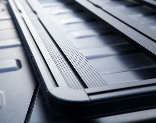 รถกระเบื้องหลังคาเรียบทั่วไปสําหรับรถยนต์หลังคาแข็งสั้น 1500 * 1425 * 55 มิลลิเมตร เหมาะสําหรับการเดินทางทางถนน