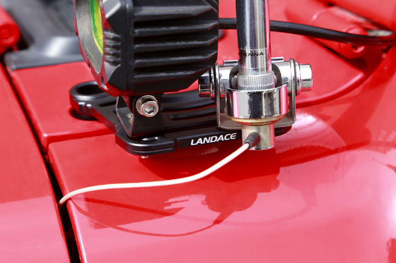 การติดตั้งแบบรวดเร็วและไม่ยุ่งยากของ A-Pillar Windshield Hood Mount Bแร็คet สําหรับรถยนต์จิ๊ป